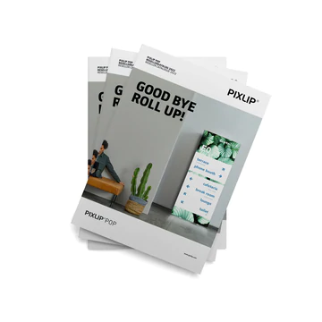 Drei Pixlip Brochuren aufeinander gestapelt auf weißem Hintergrund