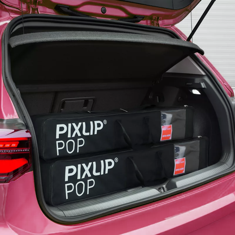 zwei PIXLIP POP Taschen im Kofferraum eines pinkes Autos