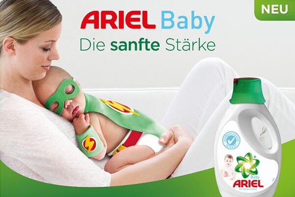 Druck für die Marke Ariel, Mutter liegend mit Baby und Ariel Verpackung