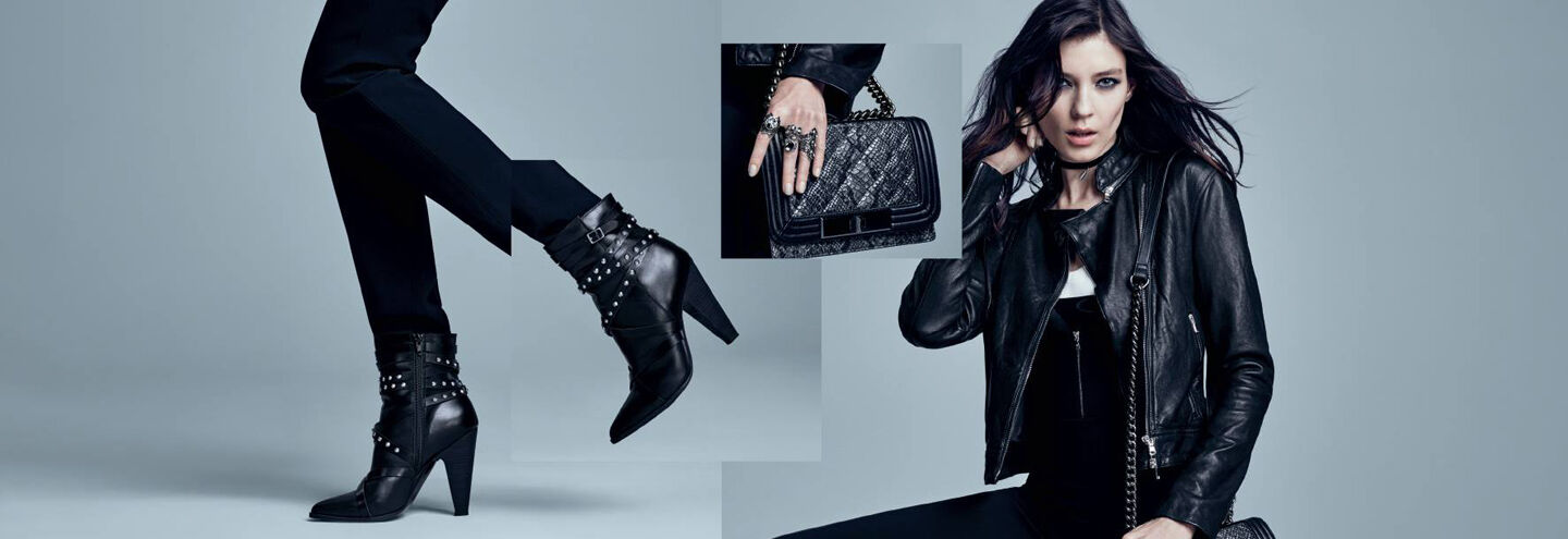 Frau die modelt, Kleidung komplett schwarz, Bild in Collage, Schuhe und Tasche sind zu sehen