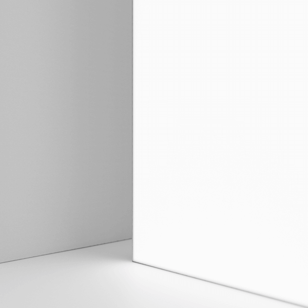Zwei Lightboxen nebeneinander mit weißen Textilien, eins ist Lichundurchlässig und das andere ist Lichtdurchlässig