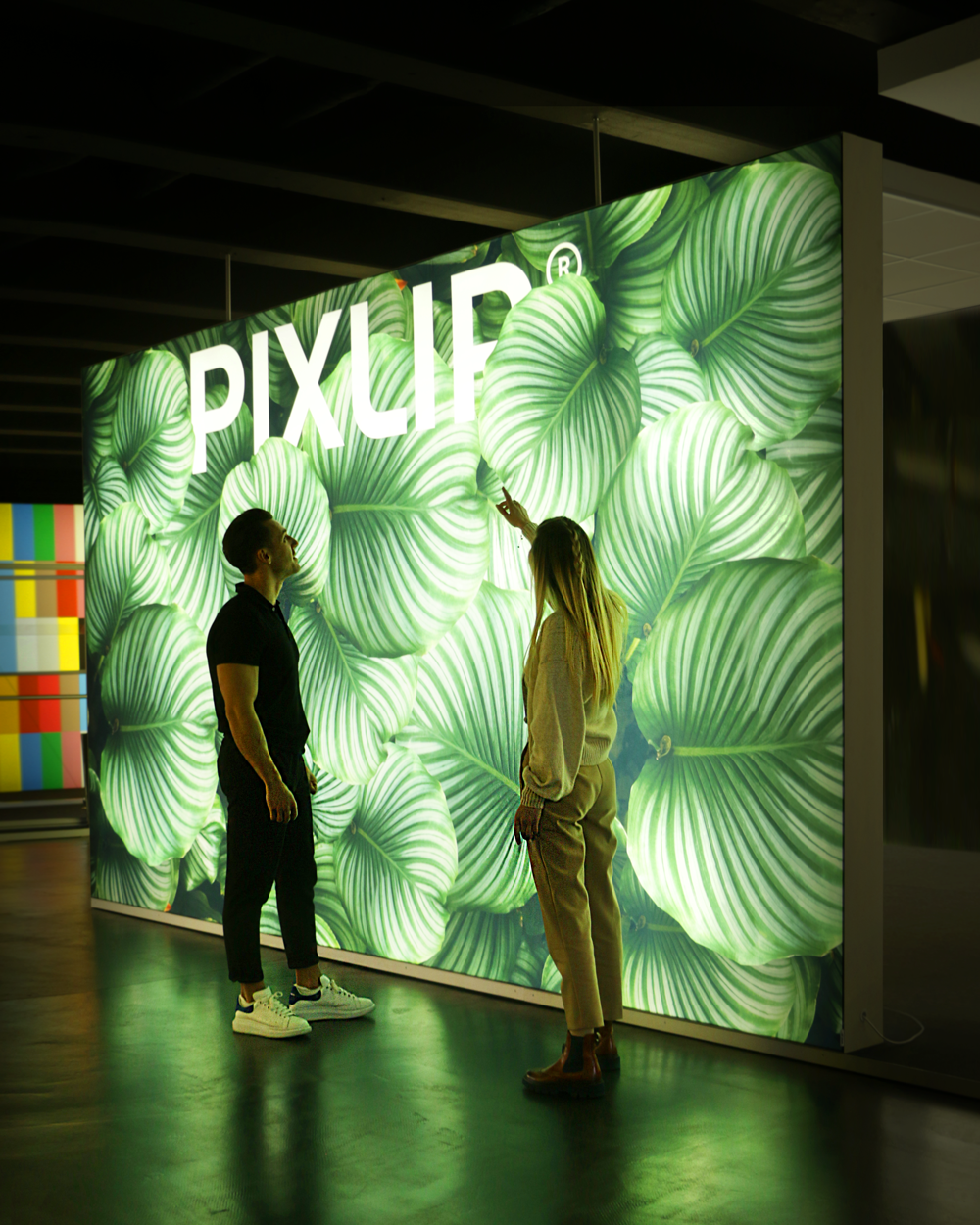 Zwei Personen stehen vor einer Pixlip PX Lightbox mit Textildruck 